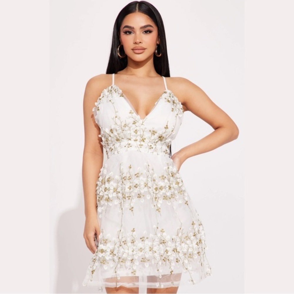 Fashion Nova ✦ Floral Embroidered Mini Dress ✦ Off‑White V‑Neck Adjustable L NWT - Picture 3 of 10